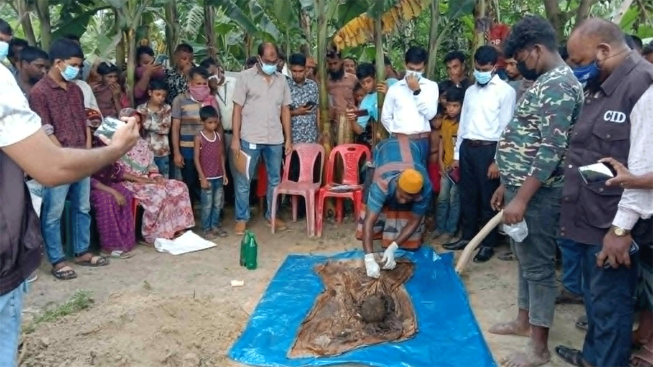 কবর থেকে উত্তোলিত লাশ