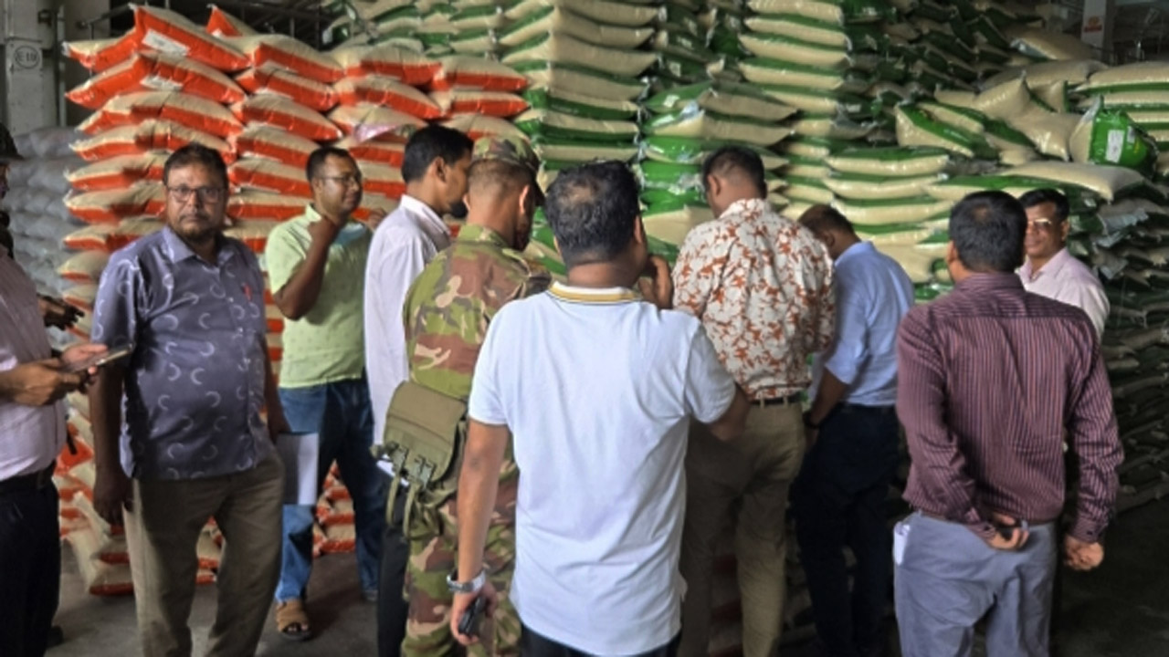 মজুদবিরোধী অভিযানে বিভিন্ন চালকলের সাড়ে ৫ লাখ টাকা জরিমানা