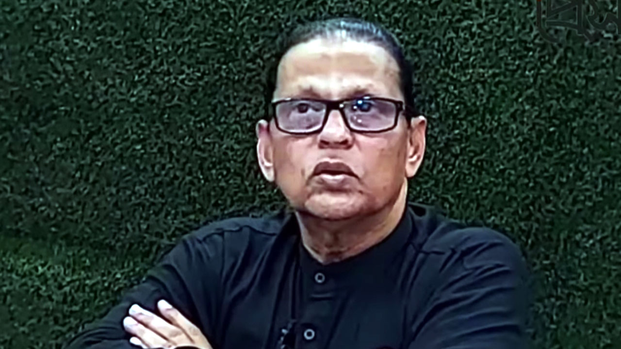 সাংবাদিকদের সাথে কথা বলছেন মোহাম্মদ আলী