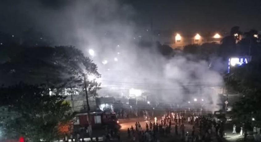 মোহাম্মদপুরে বেড়িবাঁধ এলাকায় আগুন