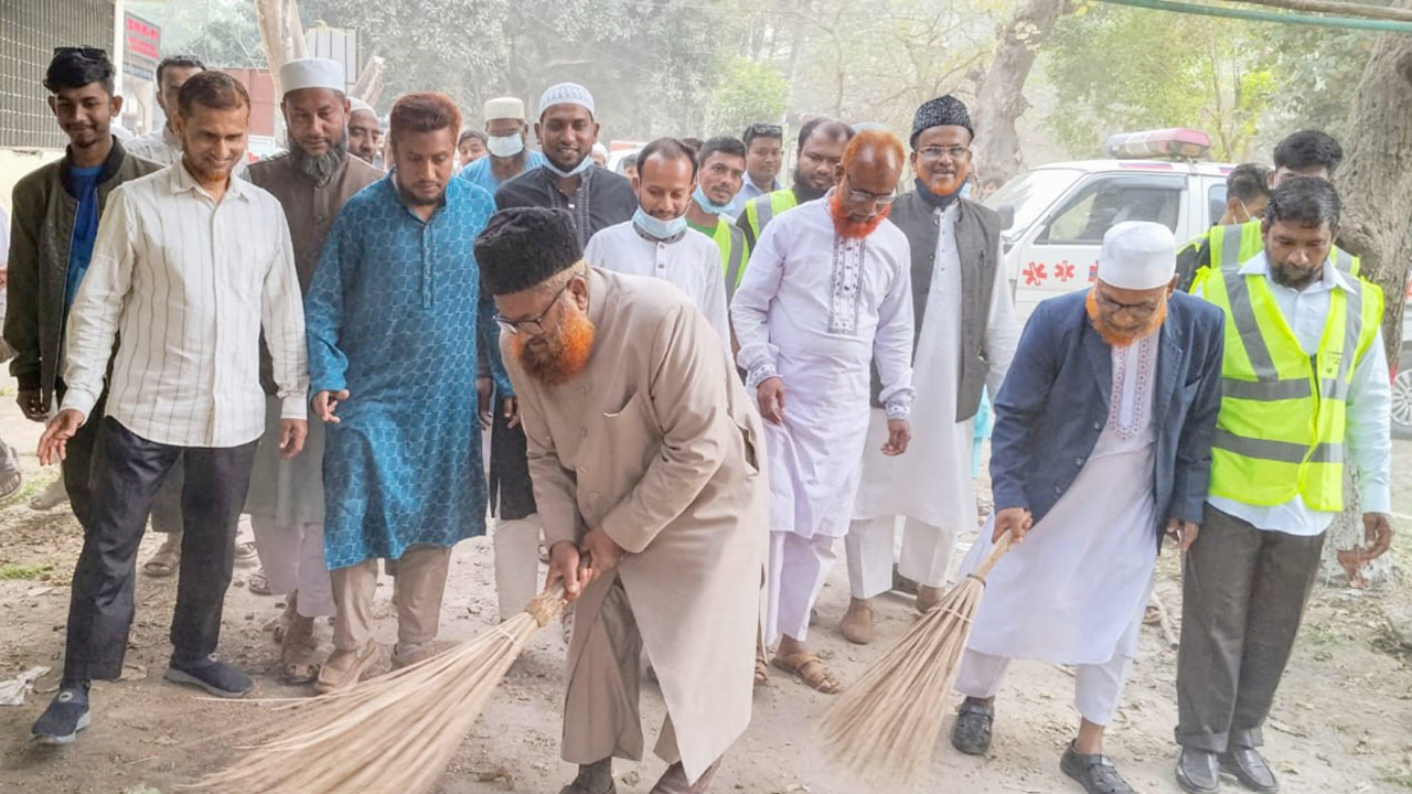 মহেশপুর উপজেলা স্বাস্থ্য কমপ্লেক্স প্রাঙ্গনে পরিচ্ছন্নতা অভিযানে নেতৃত্ব দেন ঝিনাইদহ-৩ আসনের নবনির্বাচিত সংসদ সদস্য অধ্যাপক মতিয়ার রহমান