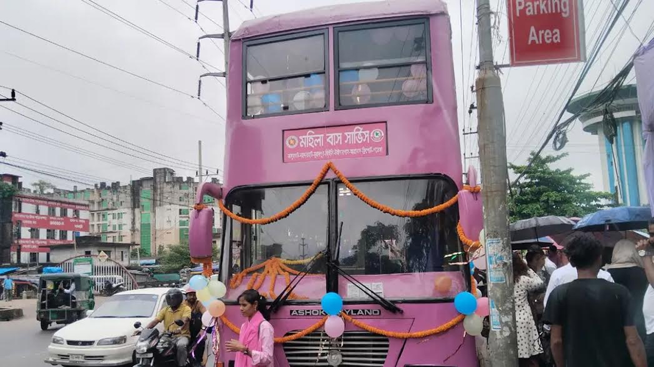 চট্টগ্রামে দুই বাস নিয়ে শুরু হয়েছে ‘মহিলা বাস সার্ভিস’