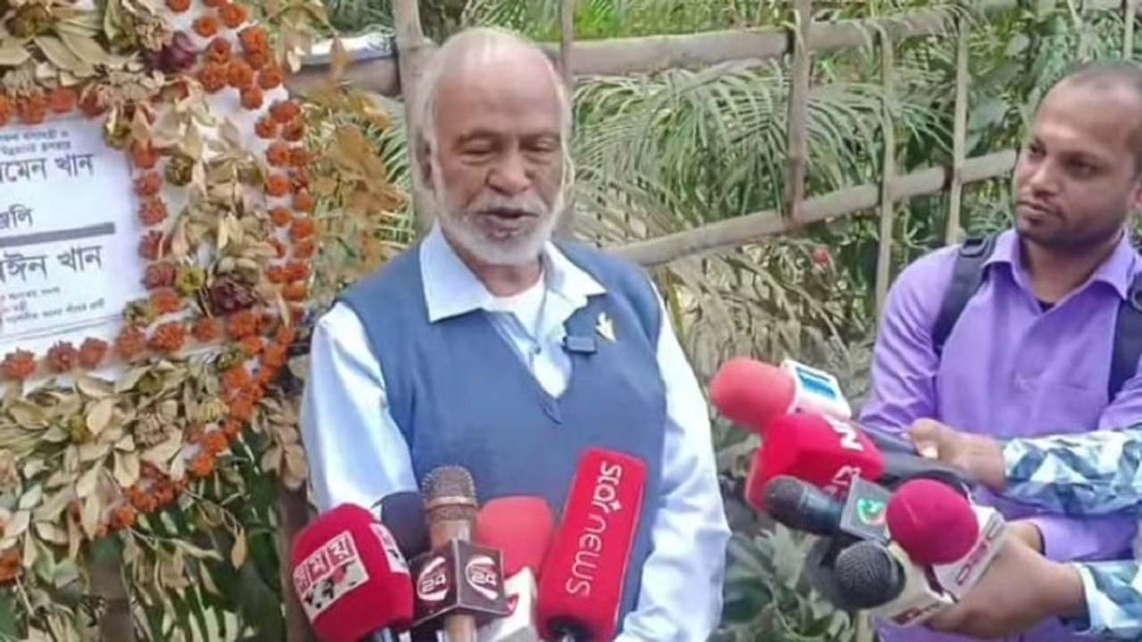 নরসিংদীর পলাশের নিজ বাড়ি চরণগর্দীতে বাবার কবর জিয়ারত করার পর সাংবাদিকদের সাথে কথা বলেন ড. মঈন খান