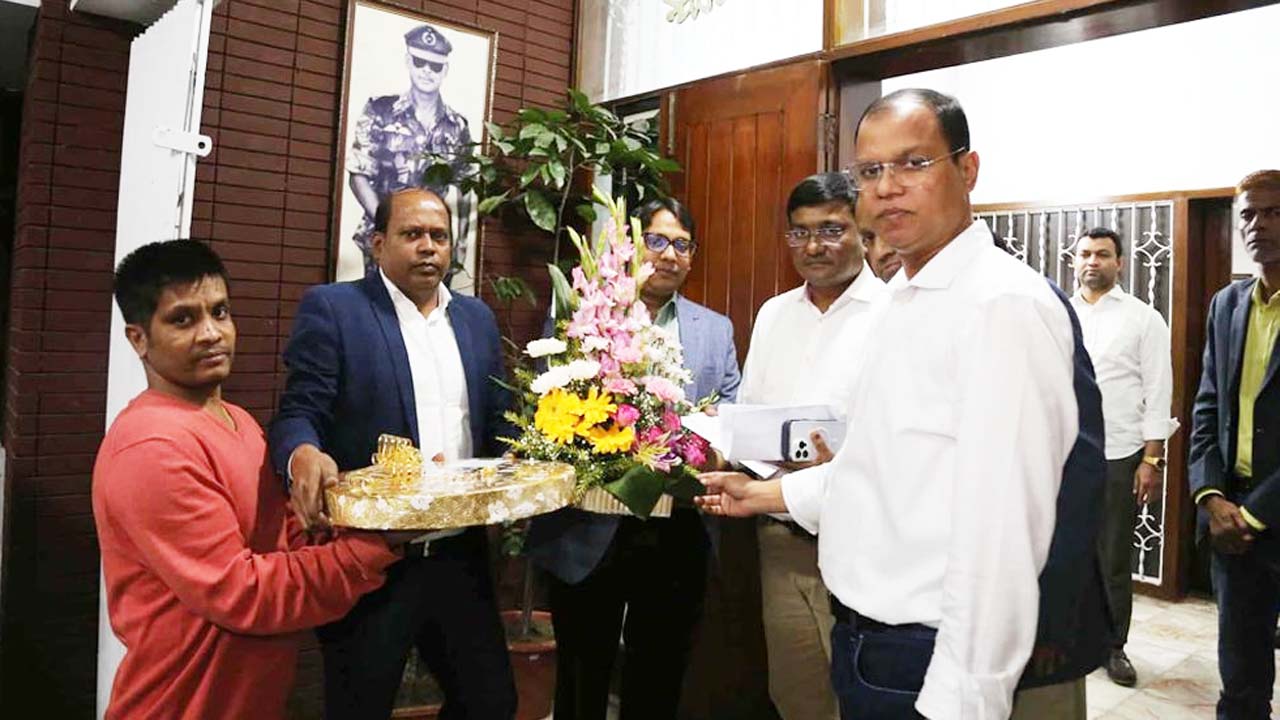 মমতার পাঠানো ফুল ও মিষ্টি গ্রহণ করেন বিএনপি মিডিয়া সেলের সদস্য আতিকুর রহমান রুমন