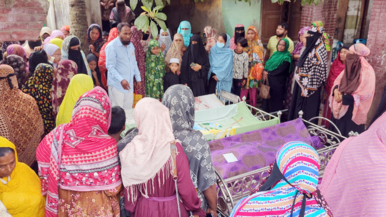 মোংলা পৌর শহরের সাত্তার লেনের বাড়িতে ৯টি লাশ ঘিরে স্বজন ও এলাকাবাসী
