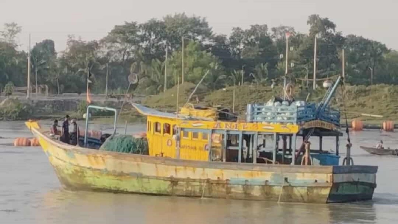 ৯ জেলেসহ ভারতীয় ফিশিং ট্রলার আটক