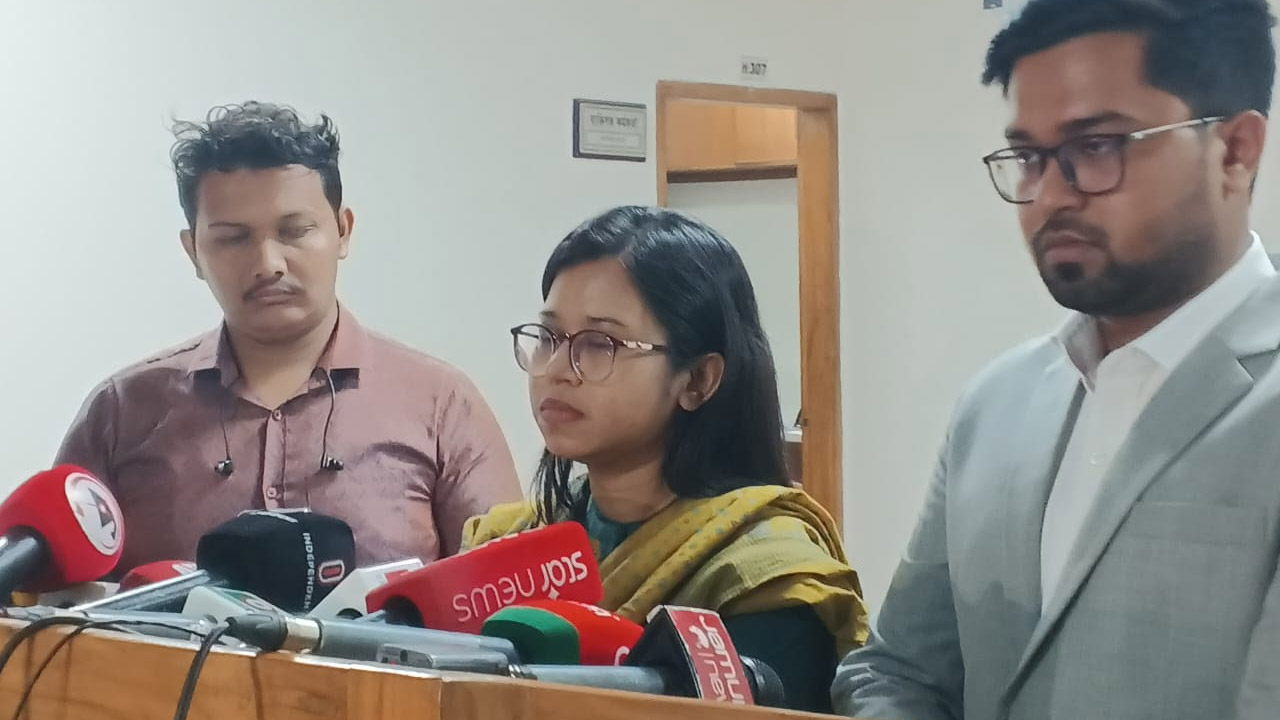 আপিল আবেদন দাখিলের পরে গণমাধ্যমের সাথে কথা বলেন মনিরা শারমিন
