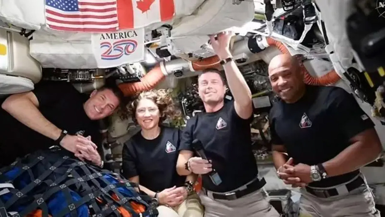 আর্টেমিস-২-এর চার নভোচারী রিড ওয়াইজম্যান, ক্রিস্টিনা কচ, ভিক্টর জে. গ্লোভার ও জেরেমি হ্যানসেন