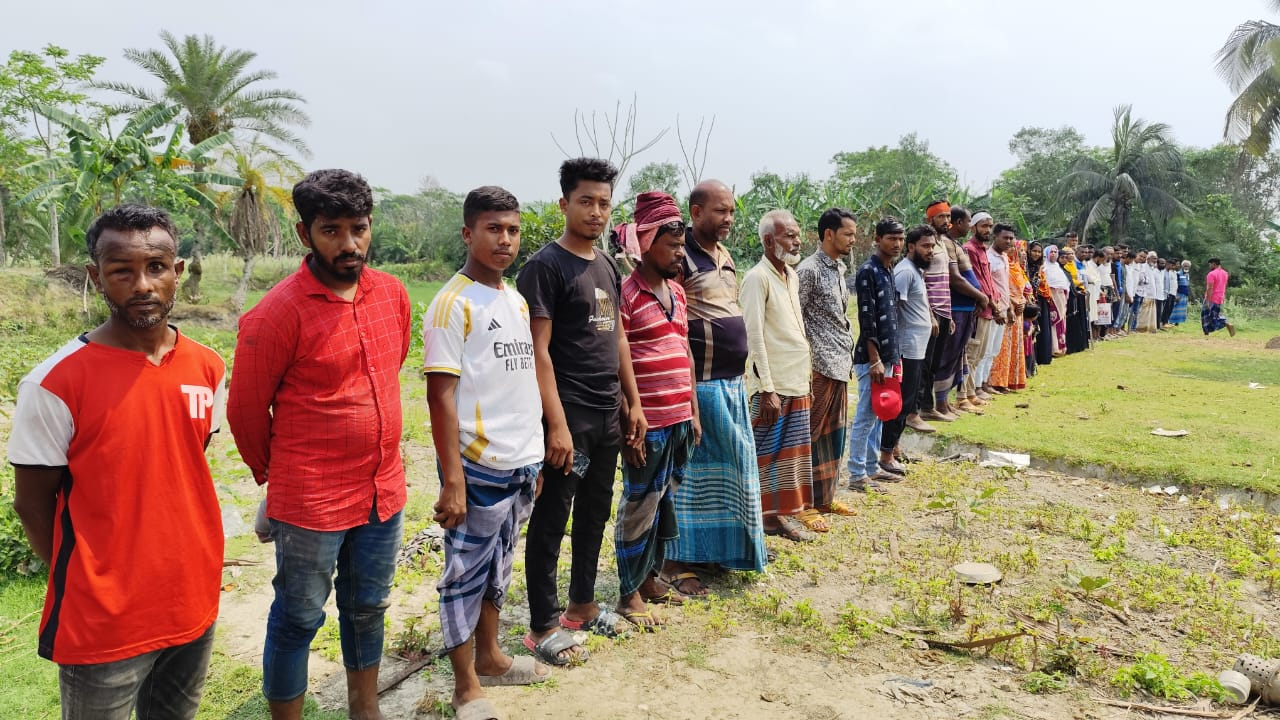 ভুক্তভোগী জমির মালিকেরা রোববার বিবদমান জমিতে মানববন্ধন ও বিক্ষোভ সমাবেশ করেছেন।