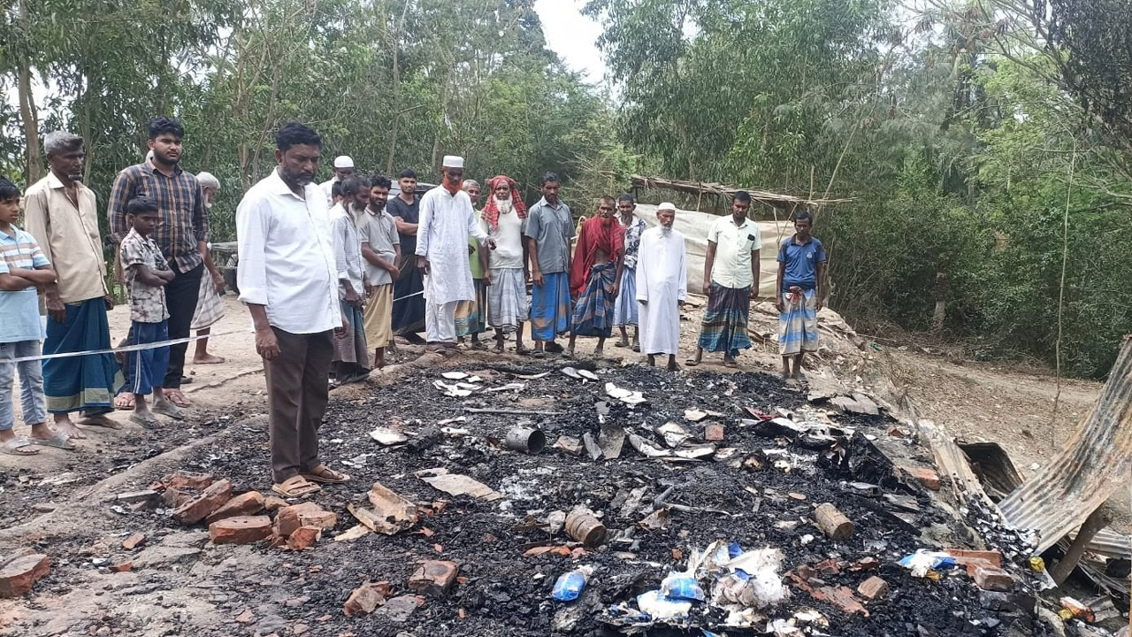 মোরেলগঞ্জে দুর্বৃত্তদের দেয়া আগুনে দুই দোকান পুড়ে ২৫ লাখ টাকার ক্ষতি
