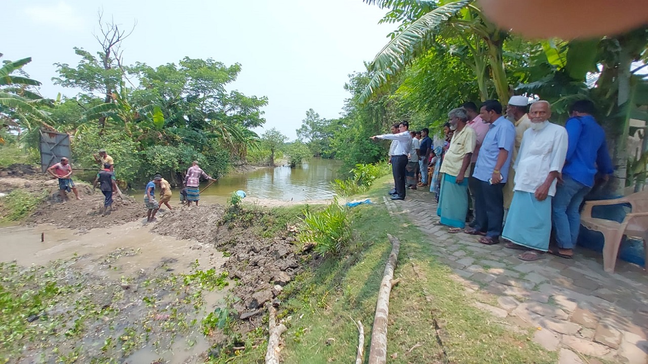 বাগেরহাটে ৪ কিলোমিটার রাস্তার একাধিক বাঁধ অপসারণ