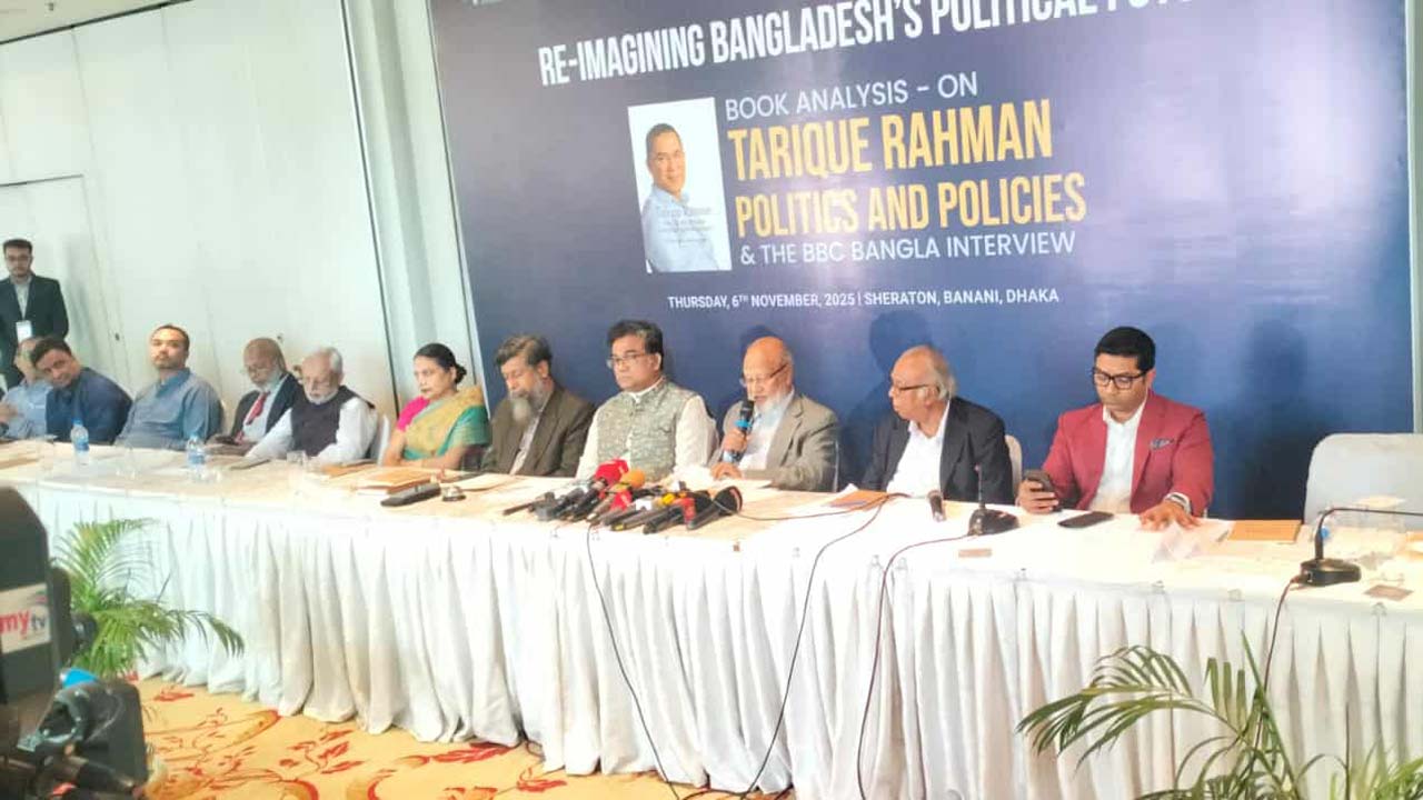 বক্তব্য রাখছেন বিএনপির স্থায়ী কমিটির সদস্য ড. খন্দকার মোশাররফ হোসেন