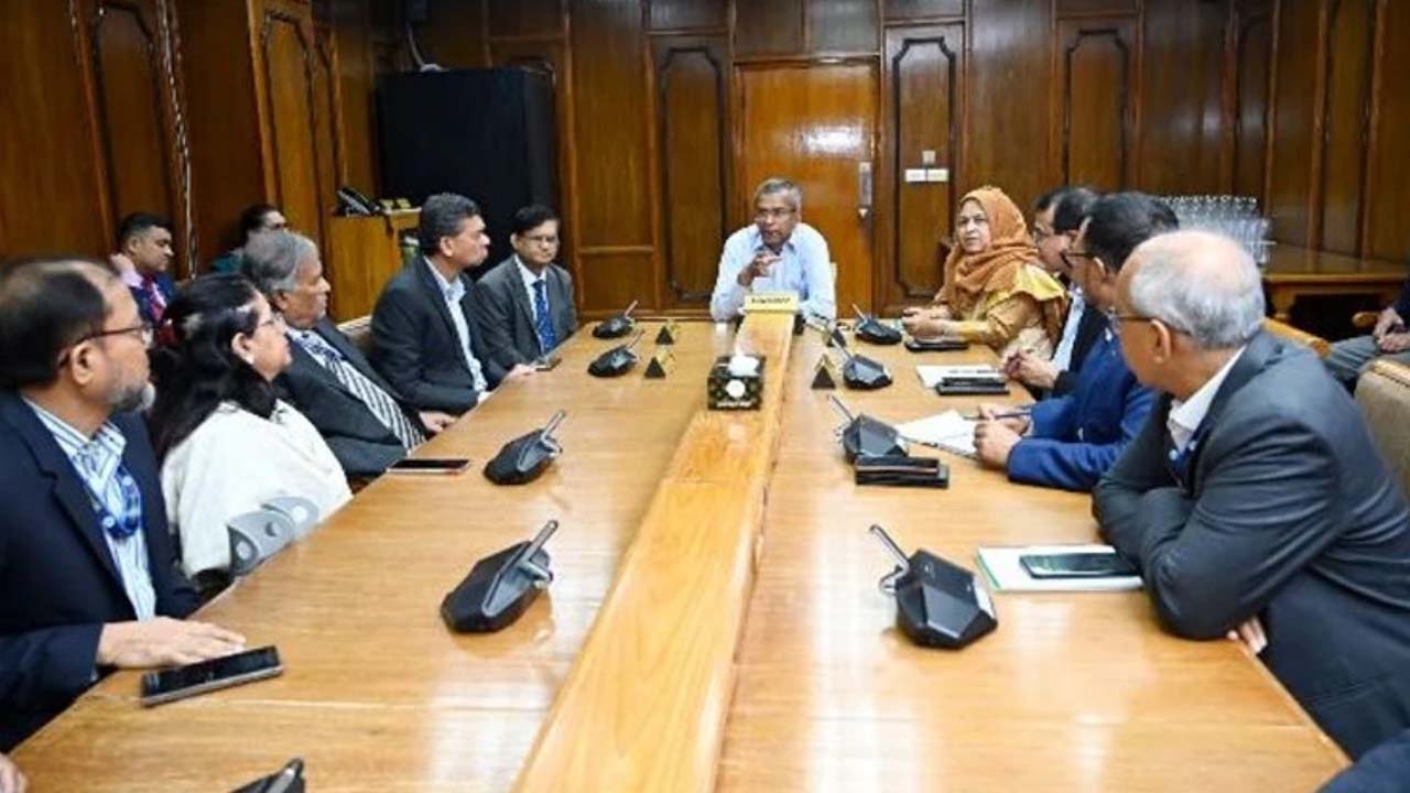 কর্মকর্তাদের বৈঠকে গভর্নর মো: মোস্তাকুর রহমান