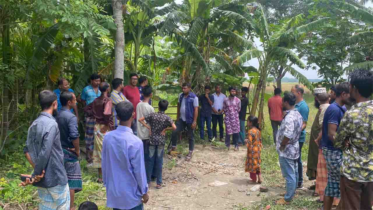 লাশ উদ্ধারে পুলিশ ও এলাকাবাসী
