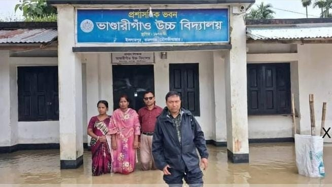 মৌলভীবাজারে বন্যাকবলিত একটি বিদ্যালয়