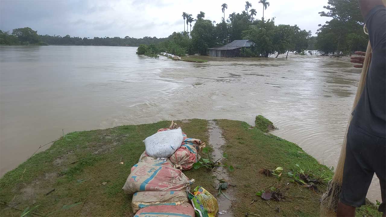মৌলভীবাজারের রাজনগর উপজেলায় মনু নদীর বাঁধ ভেঙে  নতুন এলাকা প্লাবিত হয়েছে