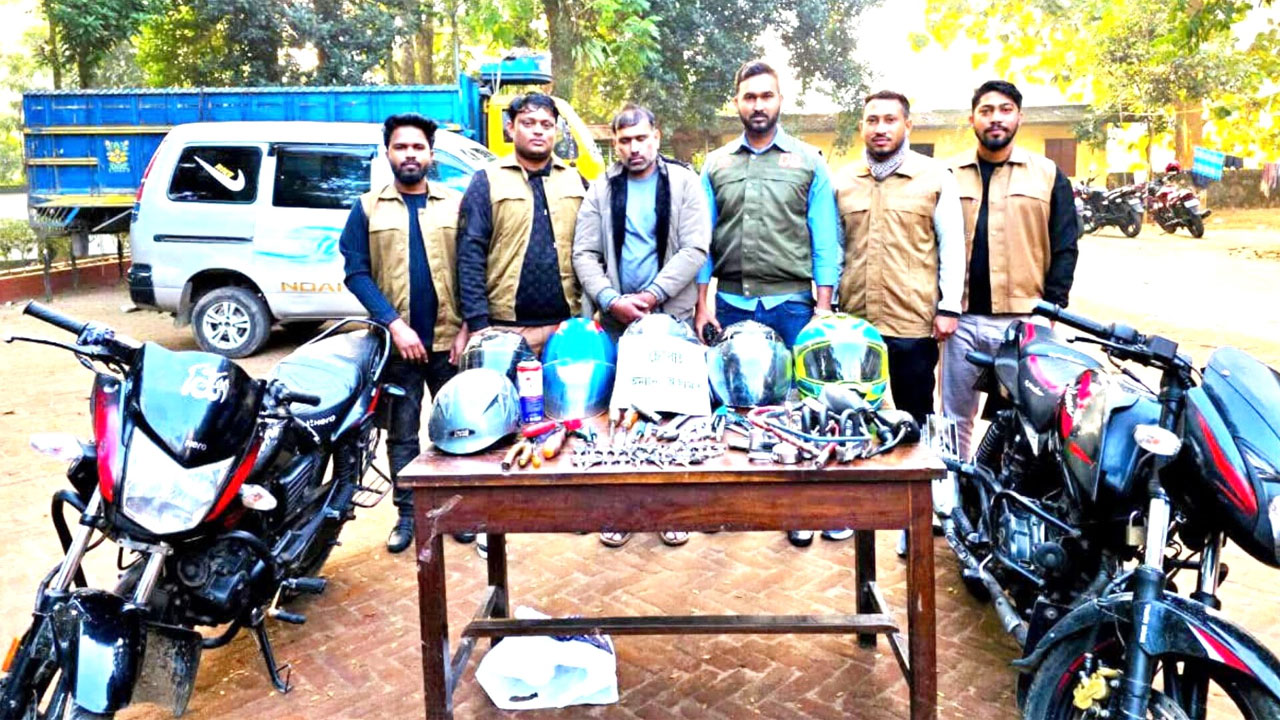 মোটরসাইকেলসহ গ্রেফতার মিল্টন সরকার