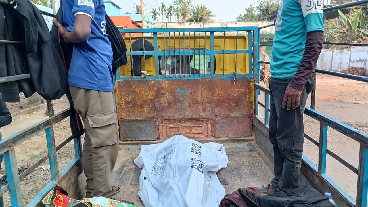 লাশ উদ্ধার করে ময়নাতদন্তের জন্য নেয়া হচ্ছে