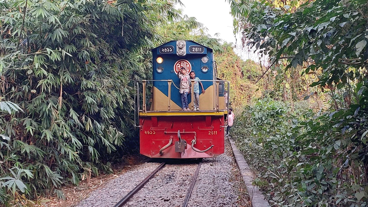 ইঞ্জিন বিকল হওয়ায় লাউয়াছড়া জাতীয় উদ্যানে আটকা পড়েছে পাহাড়িকা এক্সপ্রেস
