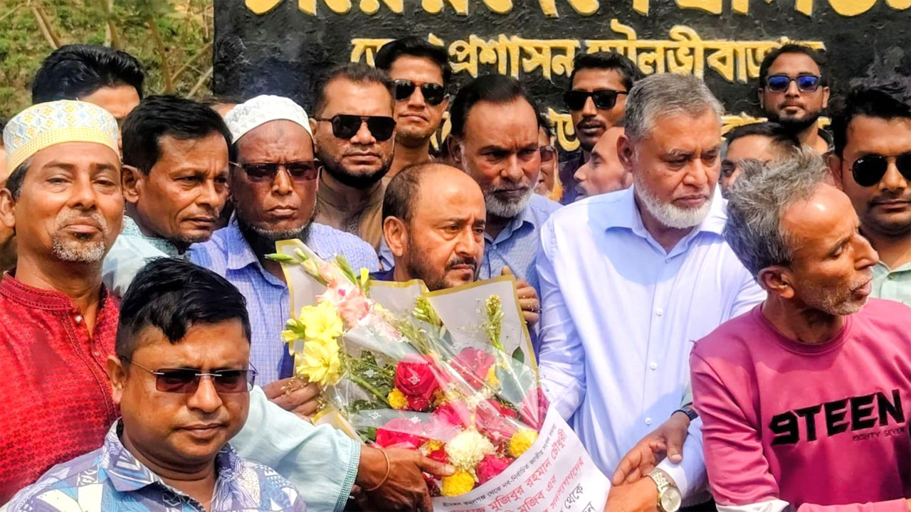 দলীয় নেতাকর্মী ও সমর্থকদের ফুলেল শুভেচ্ছা