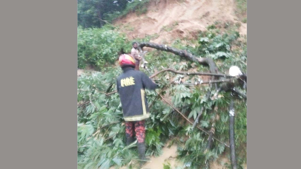 ভারী বর্ষণে পাহাড়ি টিলায় ধস
