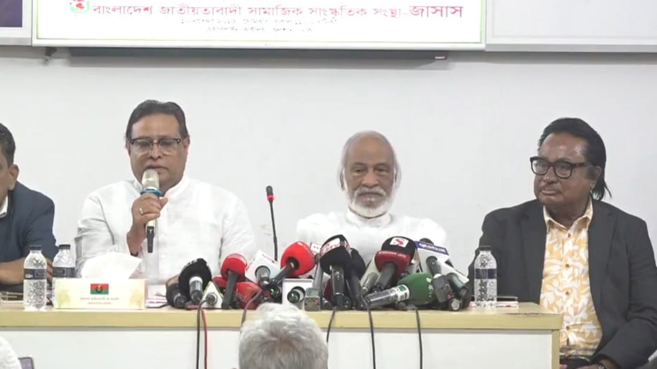 ড. মঈন খান (মাঝে) এবং বক্তব্য রাখছেন জাসাস আহ্বায়ক চিত্রনায়ক হেলাল খান