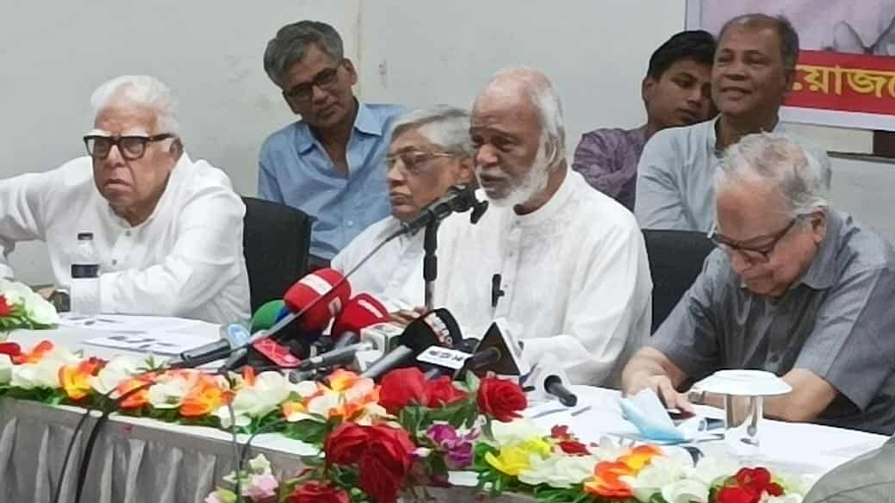 বক্তব্য রাখছেন ড. আবদুল মঈন খান