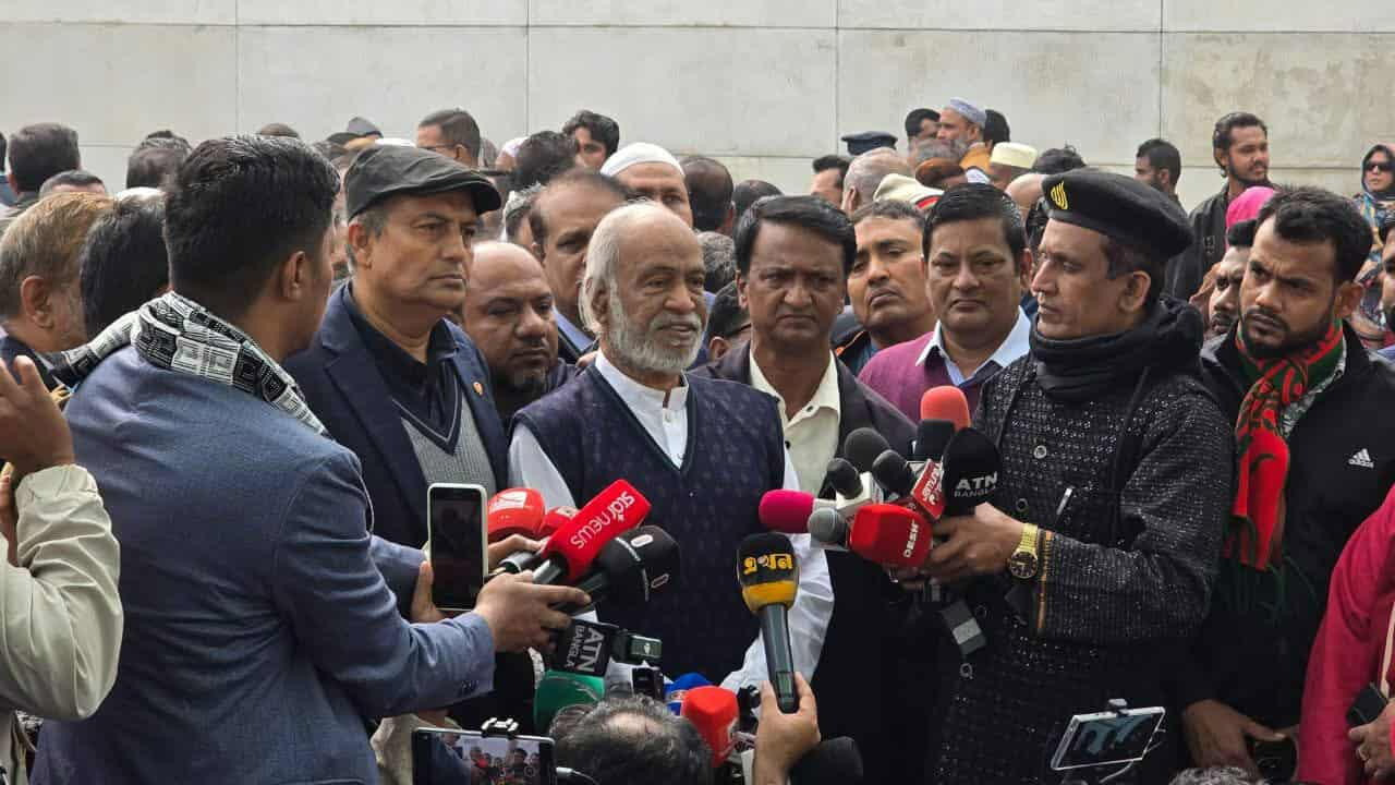 গণমাধ্যমের সাথে কথা বলছেন ড. মঈন খান