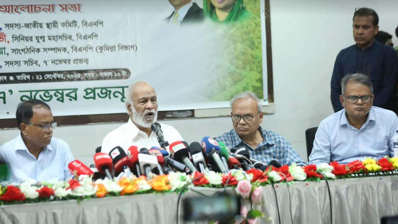 আলোচনা সভায় বক্তব্য রাখছেন ড. আব্দুল মঈন খান