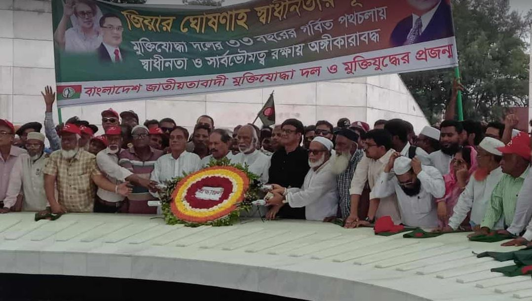 বিএনপি’র প্রতিষ্ঠাতা সাবেক রাষ্ট্রপতি জিয়াউর রহমানের সমাধিতে শ্রদ্ধা নিবেদন করছেন মঈন খান