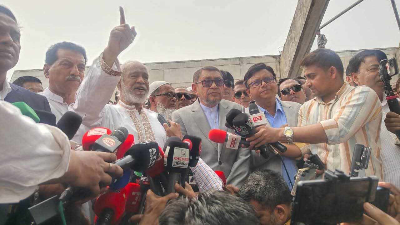 সাংবাদিকদের সাথে কথা বলছেন বিএনপির স্থায়ী কমিটির সদস্য ড. আব্দুল মঈন খান