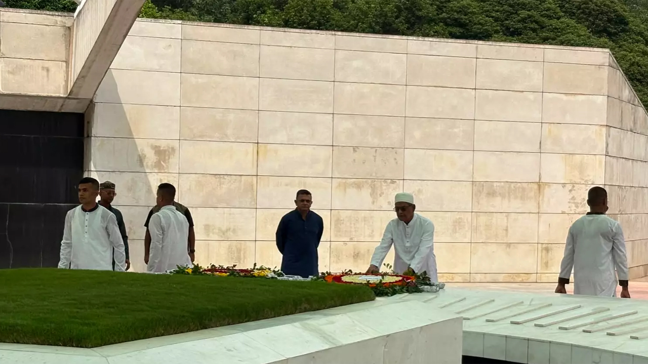 জিয়াউর রহমান ও খালেদা জিয়ার কবরে শ্রদ্ধা নিবেদন করেন নবনির্বাচিত রাষ্ট্রপতি মির্জা ফখরুল ইসলাম আলমগীর