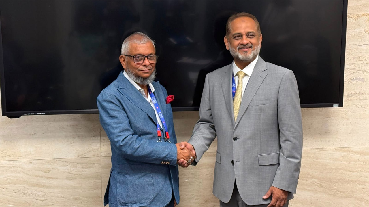 বাংলাদেশের শ্রম ও কর্মসংস্থান এবং প্রবাসী কল্যাণ ও বৈদেশিক কর্মসংস্থানমন্ত্রী আরিফুল হক চৌধুরী ও মরিশাসের শ্রমমন্ত্রী মুহাম্মদ রেজা কাসাম উতিম