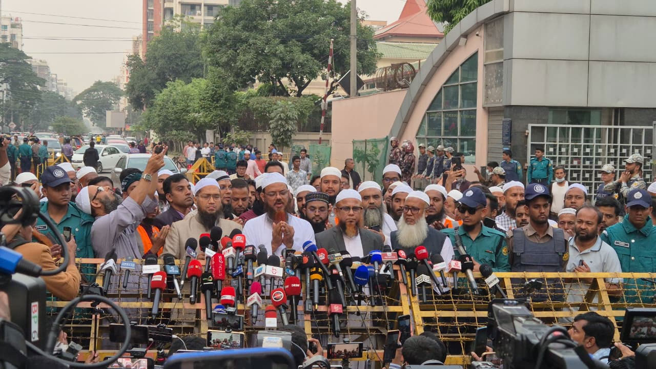 বেগম খালেদা জিয়ার দ্রুত আরোগ্য ও নেক হায়াত কামনা করে মহান আল্লাহর দরবারে মোনাজাত করেন মুফতি সৈয়দ ফয়জুল করীম