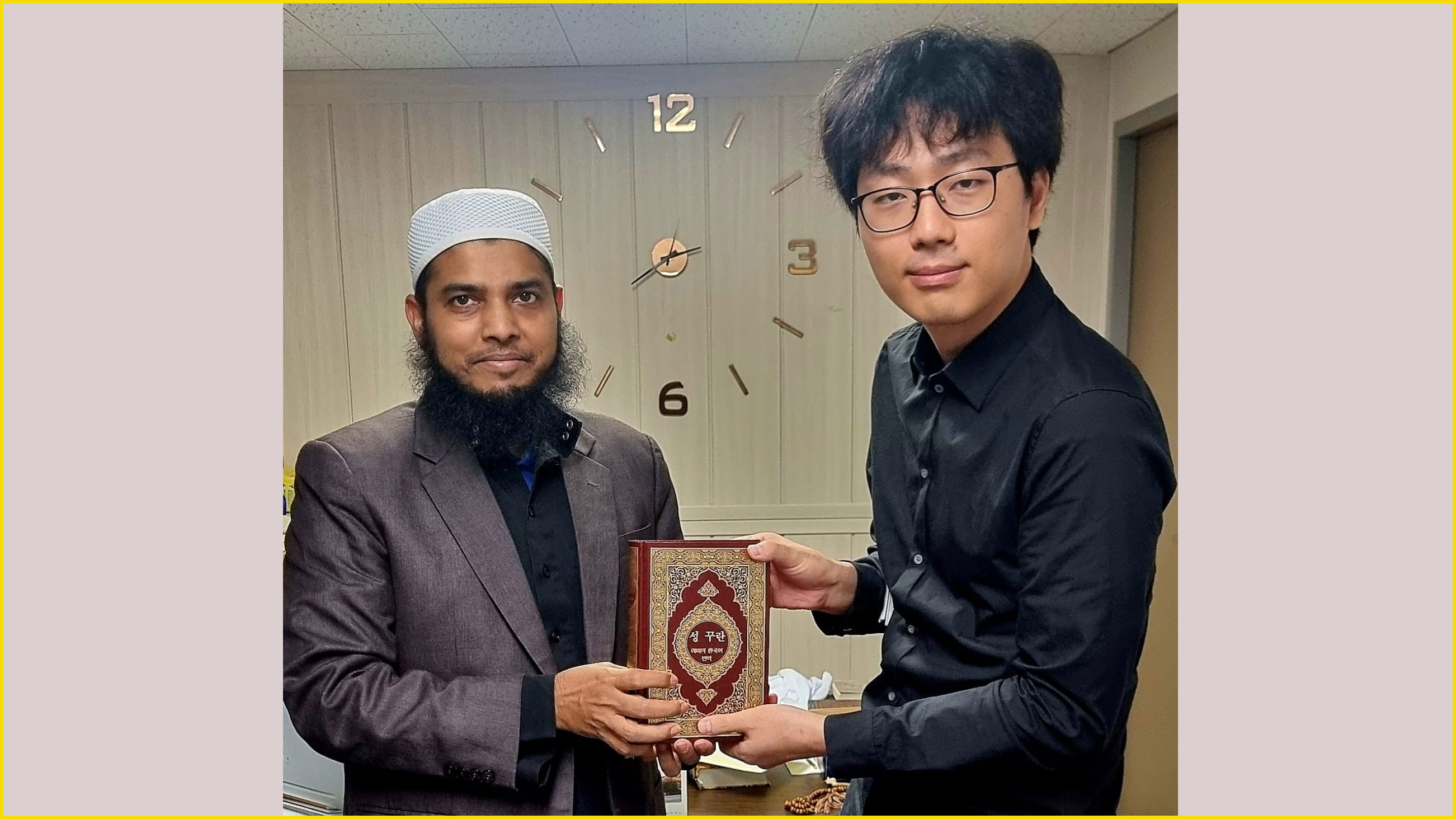 নওমুসলিম কোরিয়ান যুবককে পবিত্র কোরআনের প্রতিলিপি উপহার দিচ্ছেন আনসান মসজিদের ইমাম ও খতিব