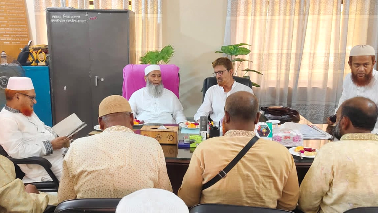 বক্তব্য রাখেন অধ্যাপক মুজিবুর রহমান
