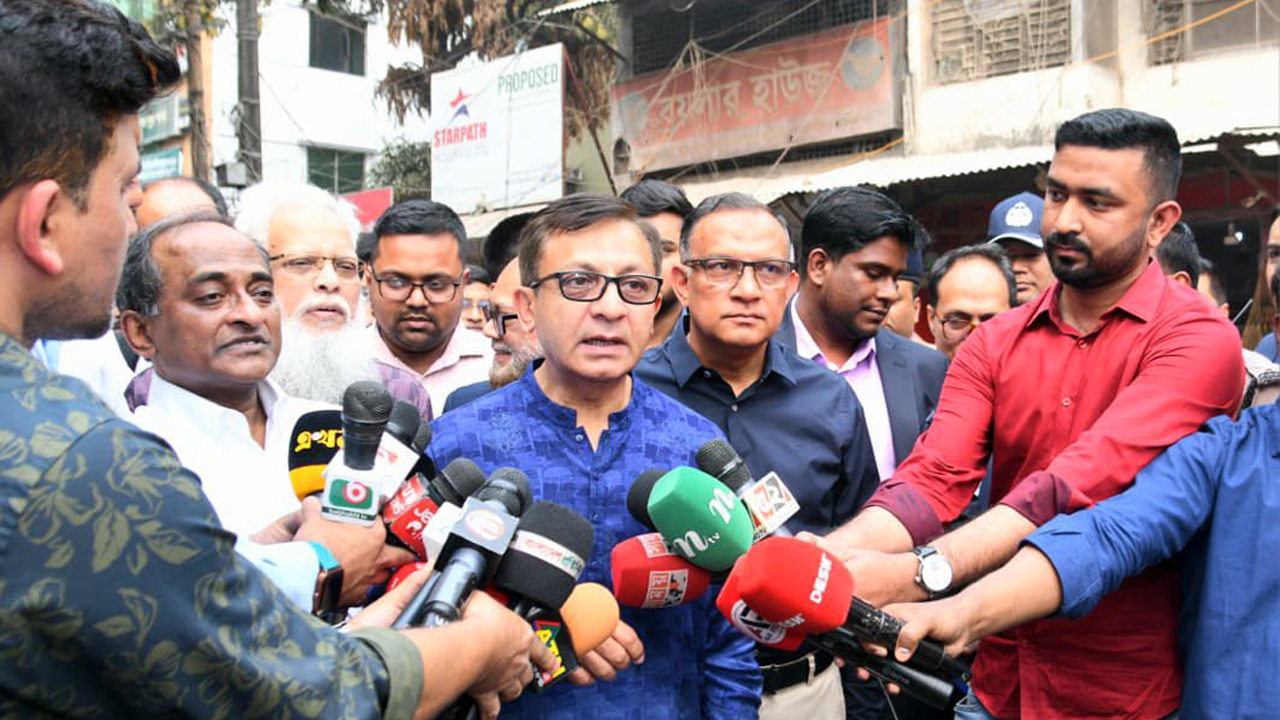 সাংবাদিকদের সাথে কথা বলেন বাণিজ্যমন্ত্রী খন্দকার আব্দুল মুক্তাদির