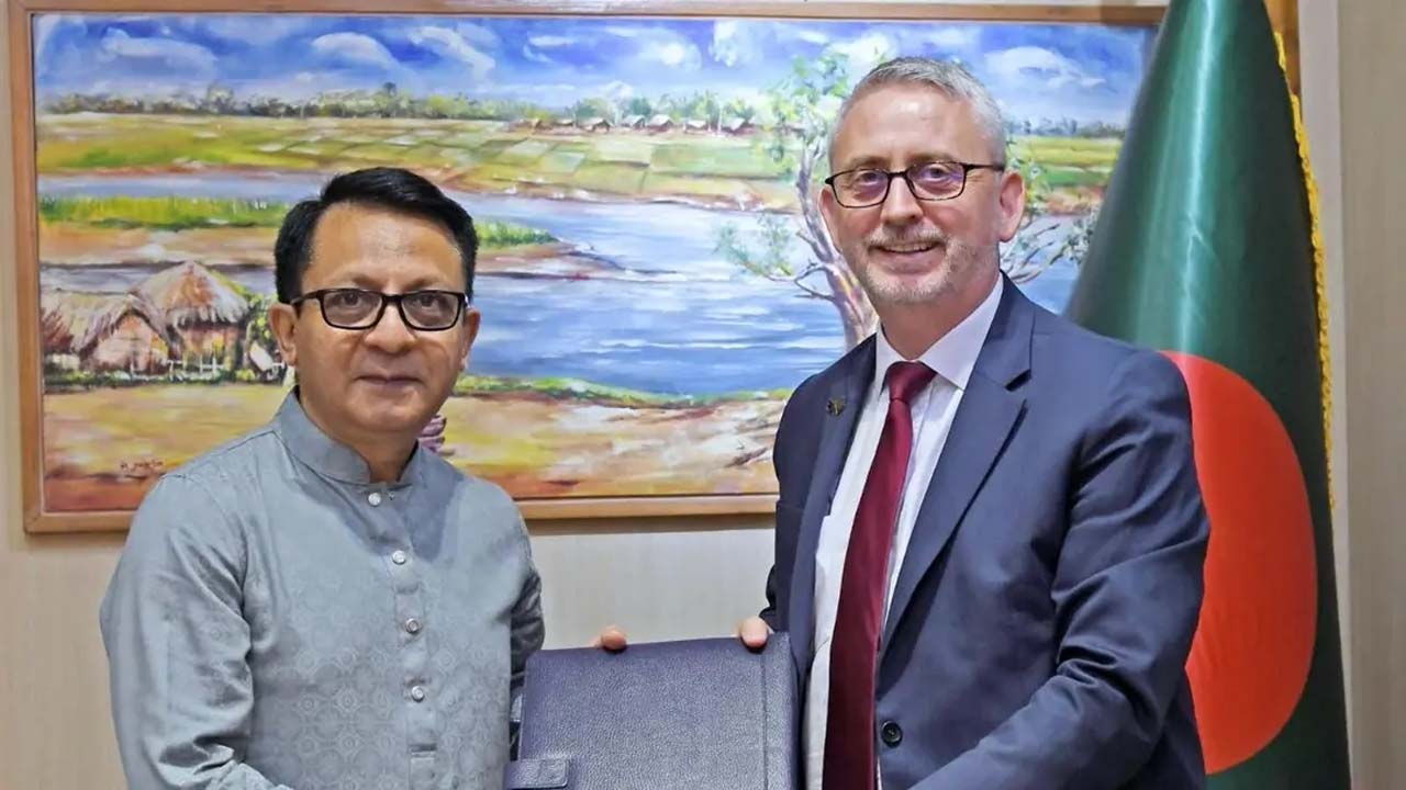 বাণিজ্যমন্ত্রী খন্দকার আব্দুল মুক্তাদিরের সাথে বৈঠক করেছেন ইইউ রাষ্ট্রদূত মাইকেল মিলার