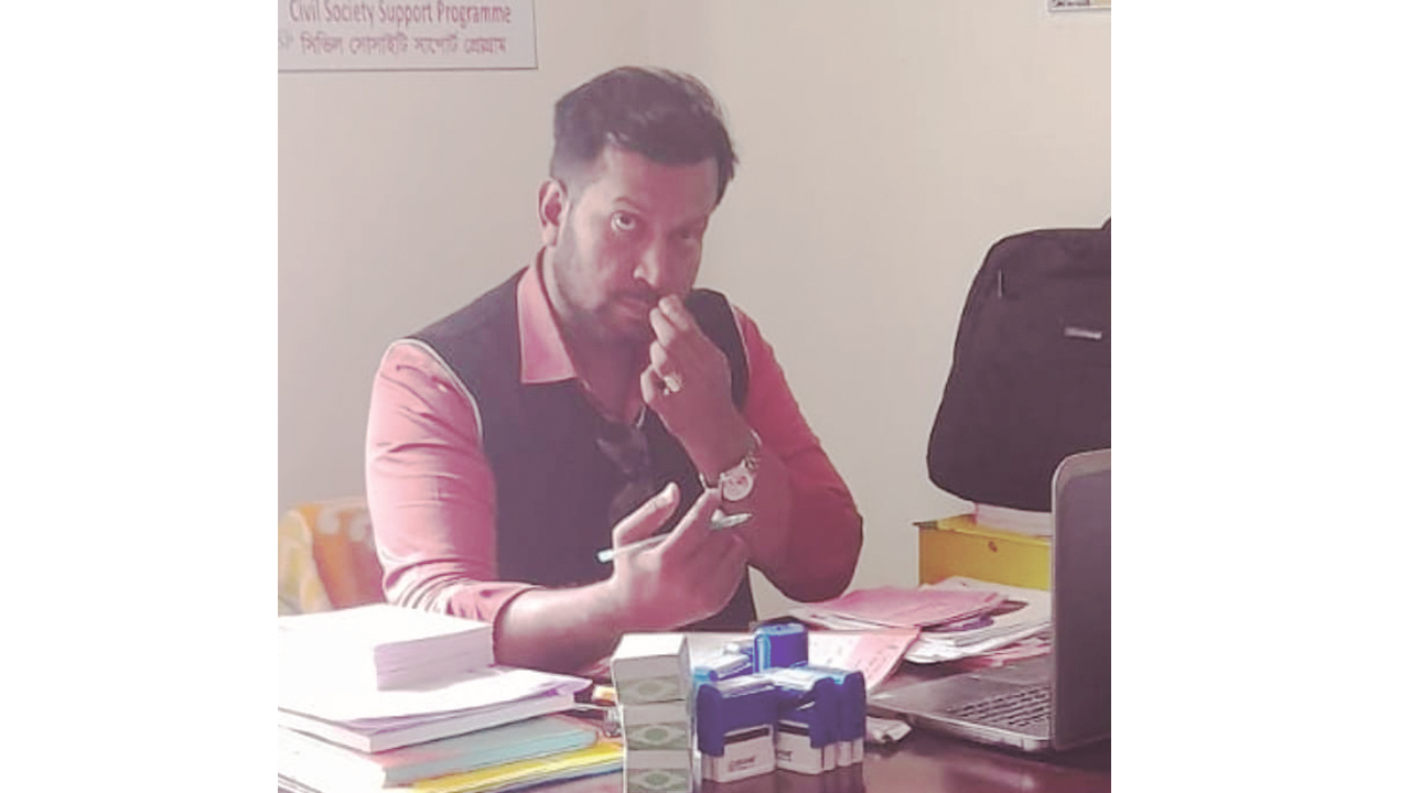 মুক্তাগাছায় গ্রাহকের টাকা নিয়ে পালিয়েছেন এনজিও কর্মকর্তা