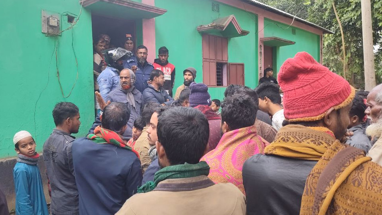 অসামাজিক কাজের অভিযোগে বাড়ি ঘেরাও করে স্থানীয়রা