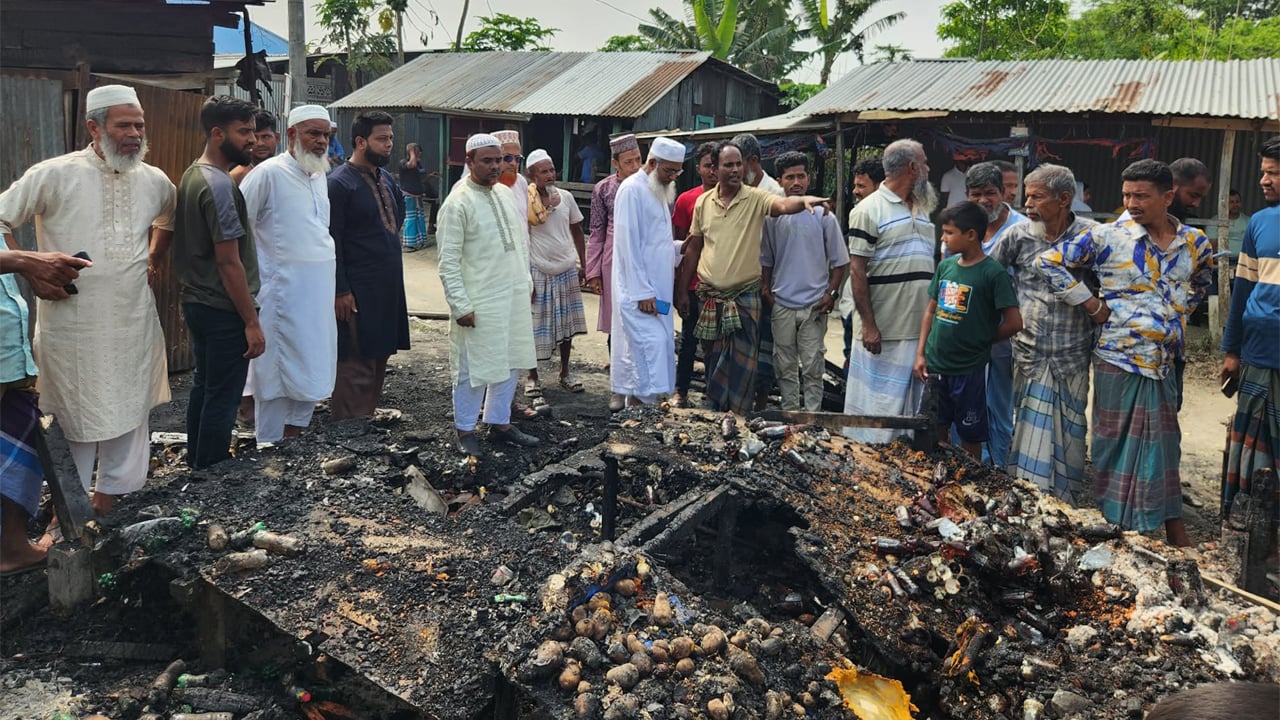 আগুনে ক্ষয়ক্ষতি পরিদর্শনে জামায়াত নেতারা