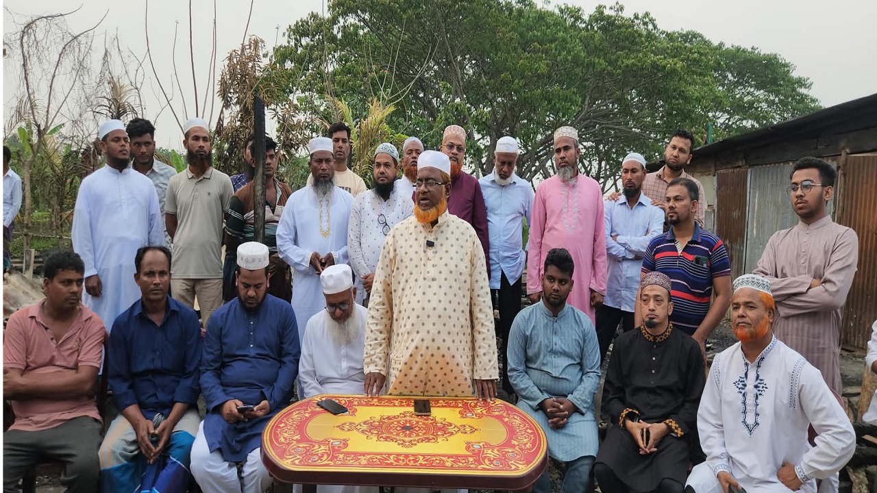 মুলাদীতে অগ্নিকাণ্ডে ক্ষতিগ্রস্তদের মাঝে জামায়াতের আর্থিক সহযোগিতা