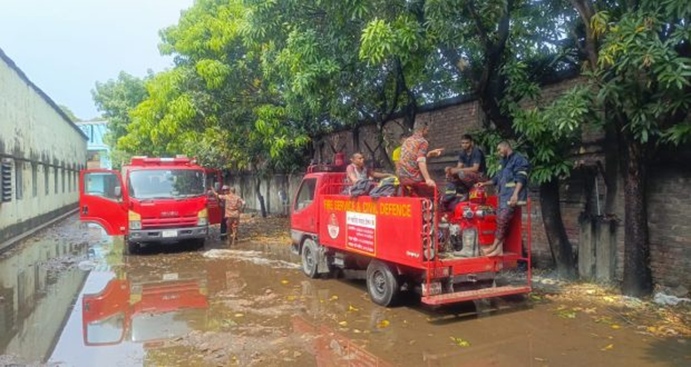 ফ্যাক্টরিতে আগুন নেভাতে কাজ করছে ফায়ার সার্ভিস