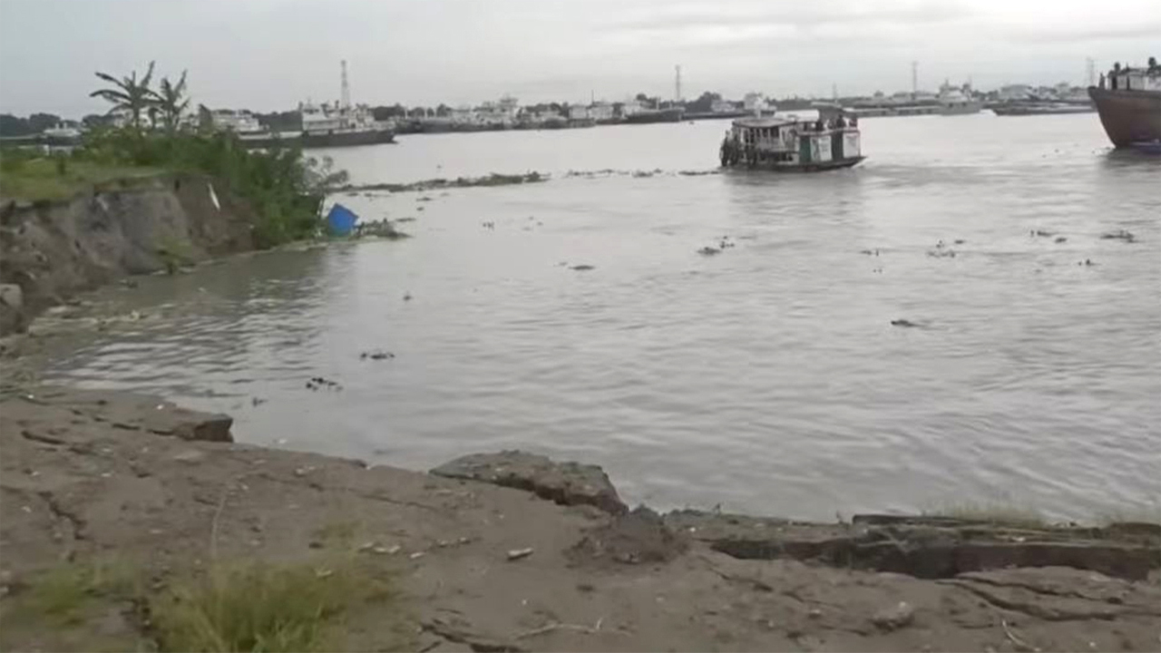 ধলেশ্বরী নদীতে ভাঙন