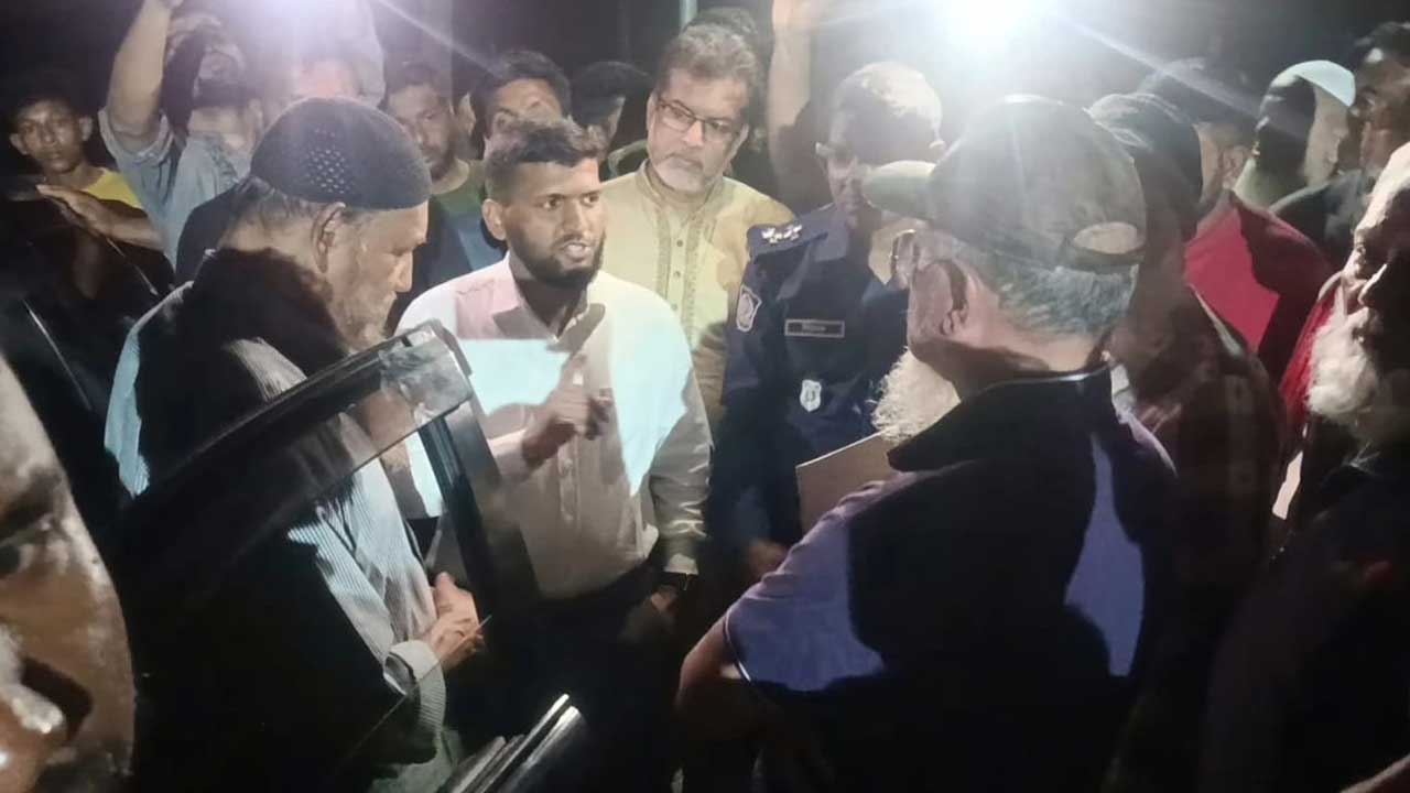 গজারিয়ায় পাখি শিকারিদের অবরুদ্ধ করে  রাখে স্থানীয়রা