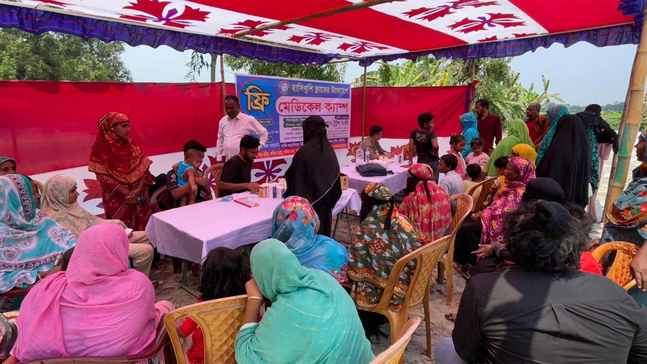 টঙ্গীবাড়ী উপজেলার বিলেরপাড় নতুন মসজিদ সংলগ্ন বালুরমাঠে হাসিখুশি ক্লাব ফ্রি মেডিকেল ক্যাম্পের আয়োজন করে