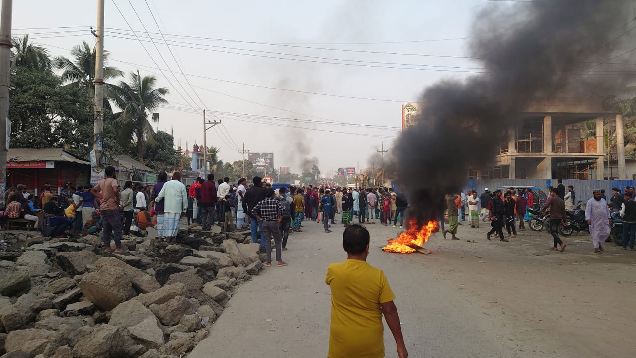 সড়কে টায়ার জ্বালিয়ে অবরোধ কর্মসূচি পালন করেন বিএনপি কর্মীরা