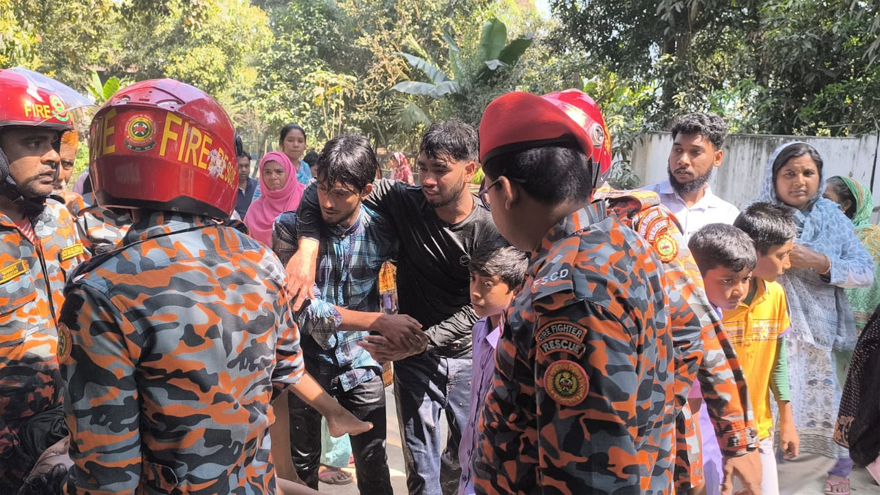 লাশ ‍উদ্ধার করছেন ফায়ার সার্ভিসের কর্মীরা
