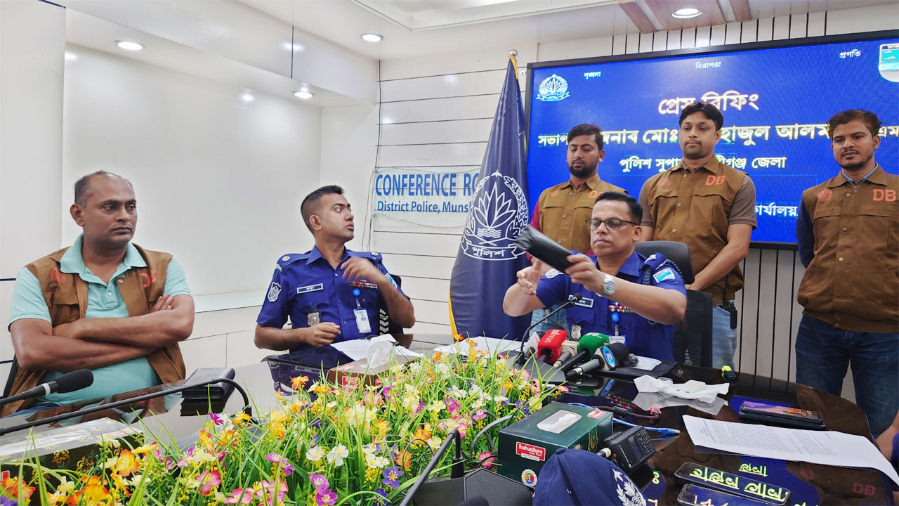 ঘোড়ার গোশত গরুর বলে বিক্রি, গ্রেফতার চার, পুলিশের প্রেস ব্রিফিং