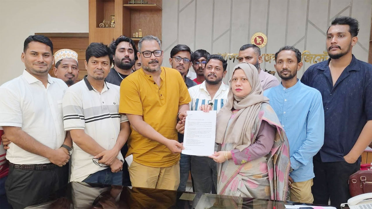 জেলা প্রশাসক কার্যালয়ে স্মারকলিপি প্রদানের মুহূর্ত